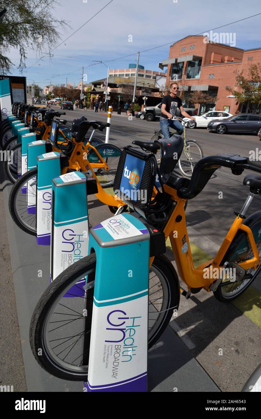Le biciclette sono disponibili per affitto lungo University Boulevard vicino al cancello principale dell'Università di Arizona campus, Tucson, Arizona, Stati Uniti. Foto Stock