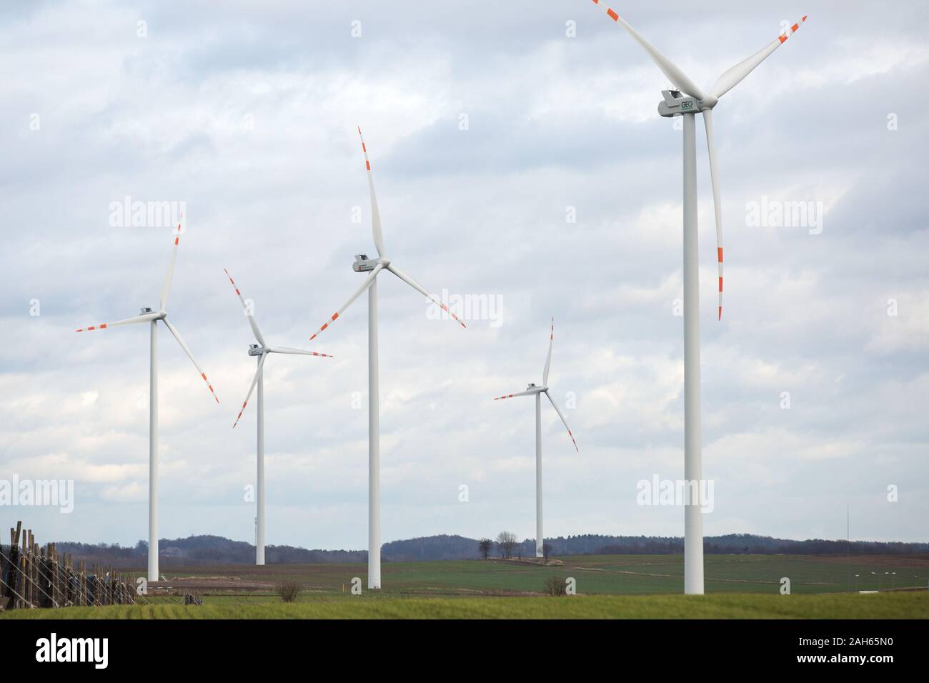 Zgorzelec, Polonia. Il 9 dicembre, 2019. Le turbine eoliche visto vicino al confine tra Polonia e Germania in Zgorzelec. Il proprietario del Jedrzychowice & Zgorzelec wind farm è il portoghese wind energy group Renovaveis EDP. Credito: Karol Serewis SOPA/images/ZUMA filo/Alamy Live News Foto Stock