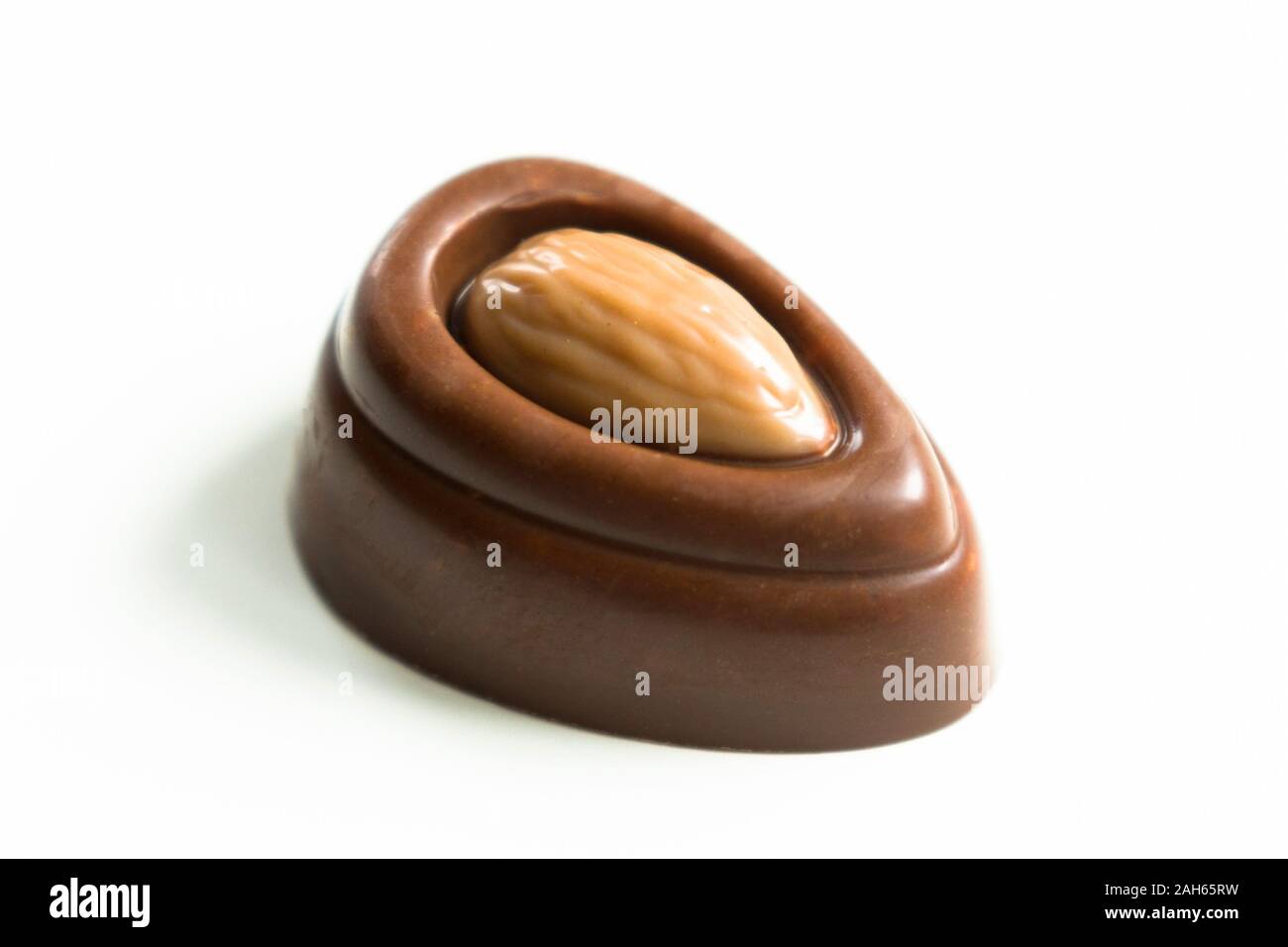 Una scatola di cioccolatini isolato su uno sfondo bianco. Close-up. Foto Stock