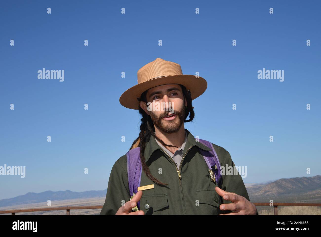 Un ranger con la Foresta Nazionale di Coronado educa i visitatori a Coronado National Memorial Hereford, Arizona, Stati Uniti. Foto Stock