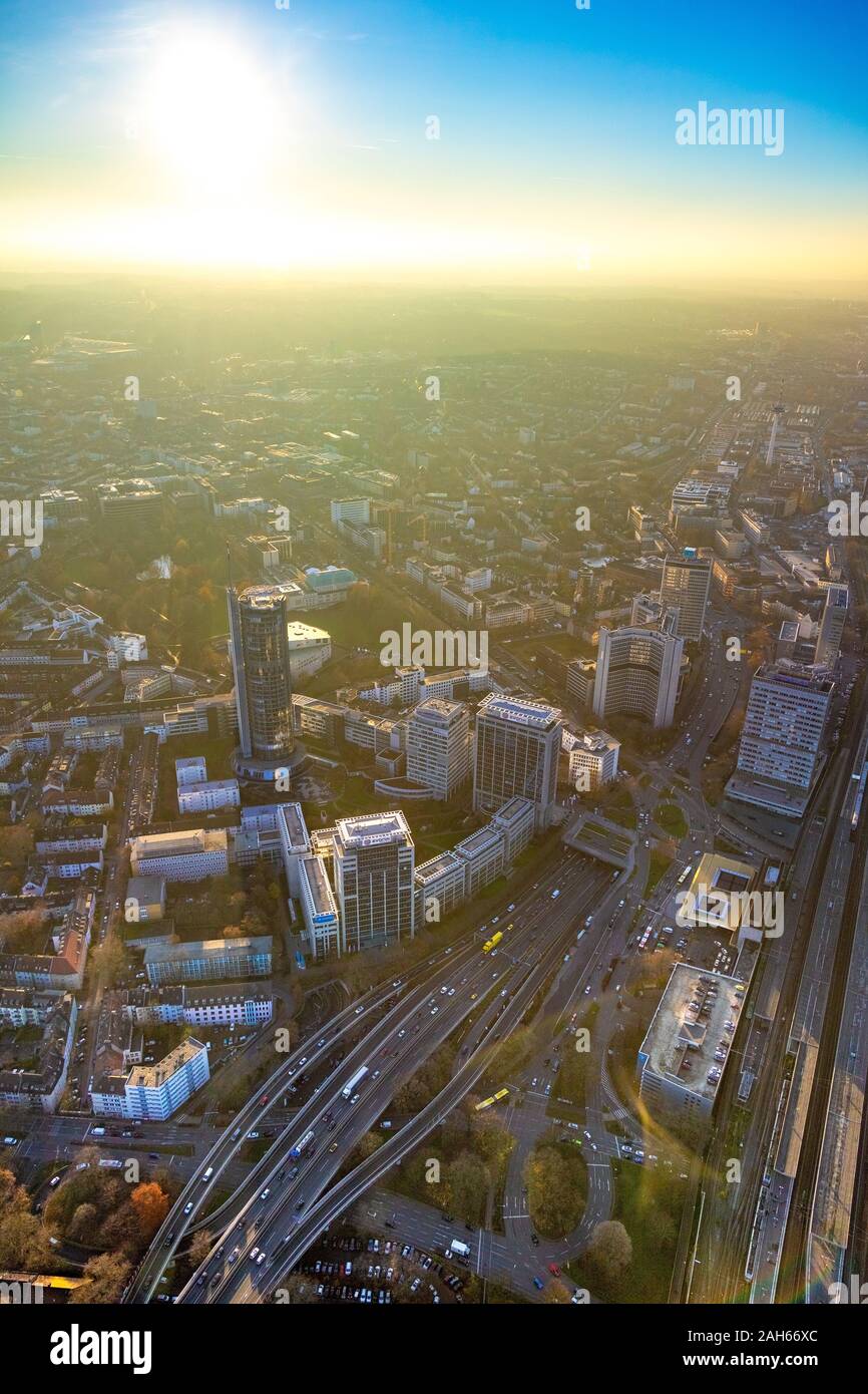 Foto aerea, interno in vista della città quartiere degli affari con RWE tower e la torre della televisione di Essen, azienda Evonik sede skyline di Essen, grattacieli, Essen, Foto Stock