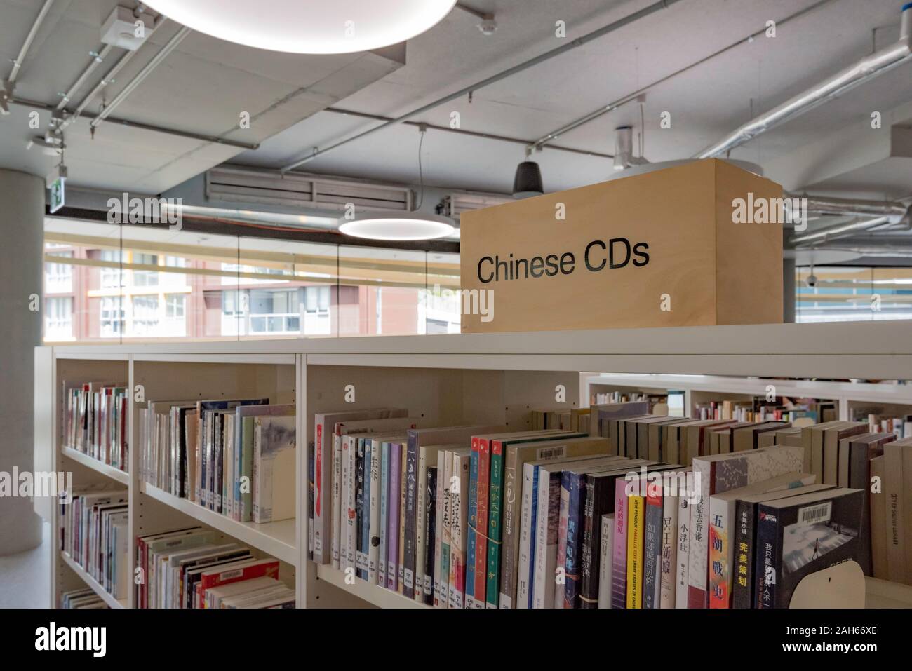 Un ripiano alto segno racconta le persone sono nella sezione cinese della Scambio di nuovo edificio che ospita un ristorante e la città di Sydney Library Foto Stock