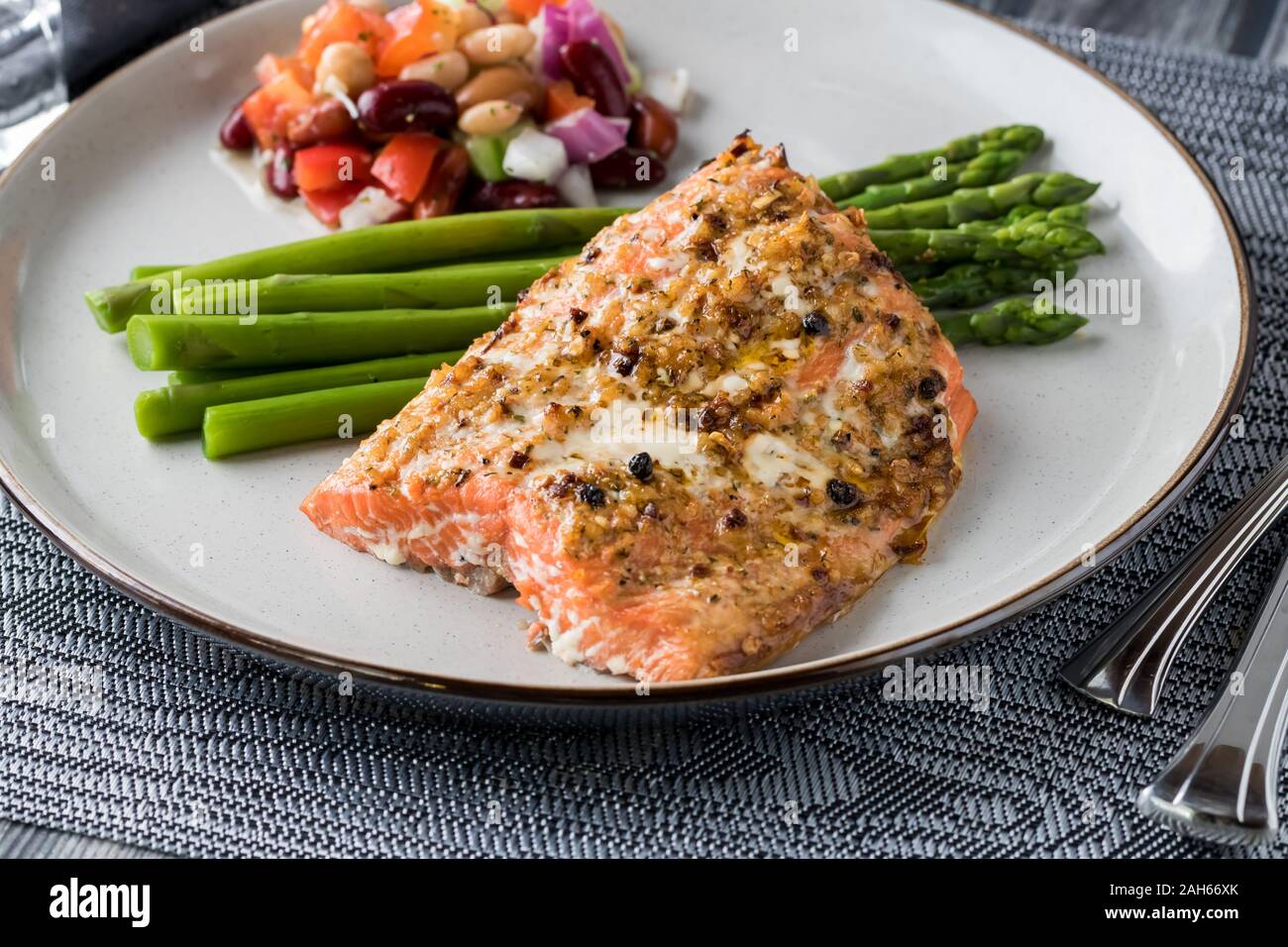 Salmone con asparagi e insalata di fagioli. Foto Stock