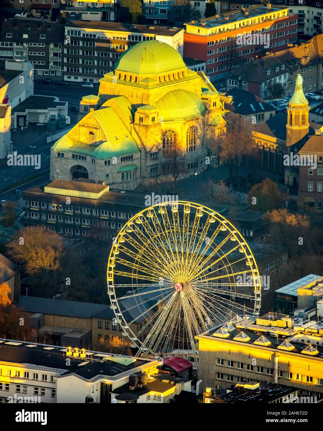 Foto aerea, la Vecchia Sinagoga, Edmund-Körner-Platz, Old Pace cattolica Chiesa Essen, Bernestraße, ruota panoramica Ferris, Essen, la zona della Ruhr, Renania settentrionale-Vestfalia Foto Stock