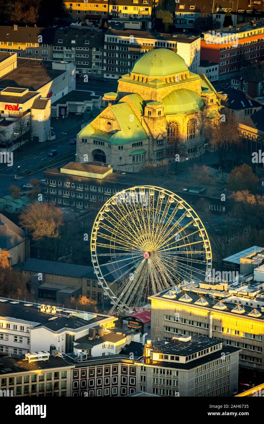 Foto aerea, la Vecchia Sinagoga, Edmund-Körner-Platz, Old Pace cattolica Chiesa Essen, Bernestraße, ruota panoramica Ferris, Essen, la zona della Ruhr, Renania settentrionale-Vestfalia Foto Stock