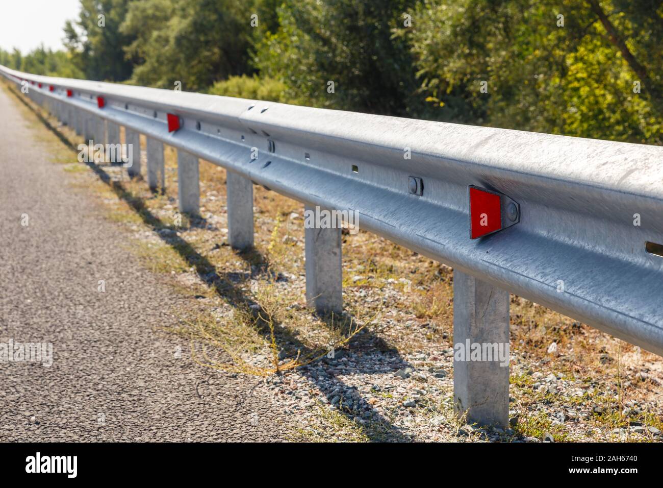 Red road riflettori lungo la strada. metallo scherma su strada di tipo barriera di close-up. Su strada e la sicurezza del traffico Foto Stock