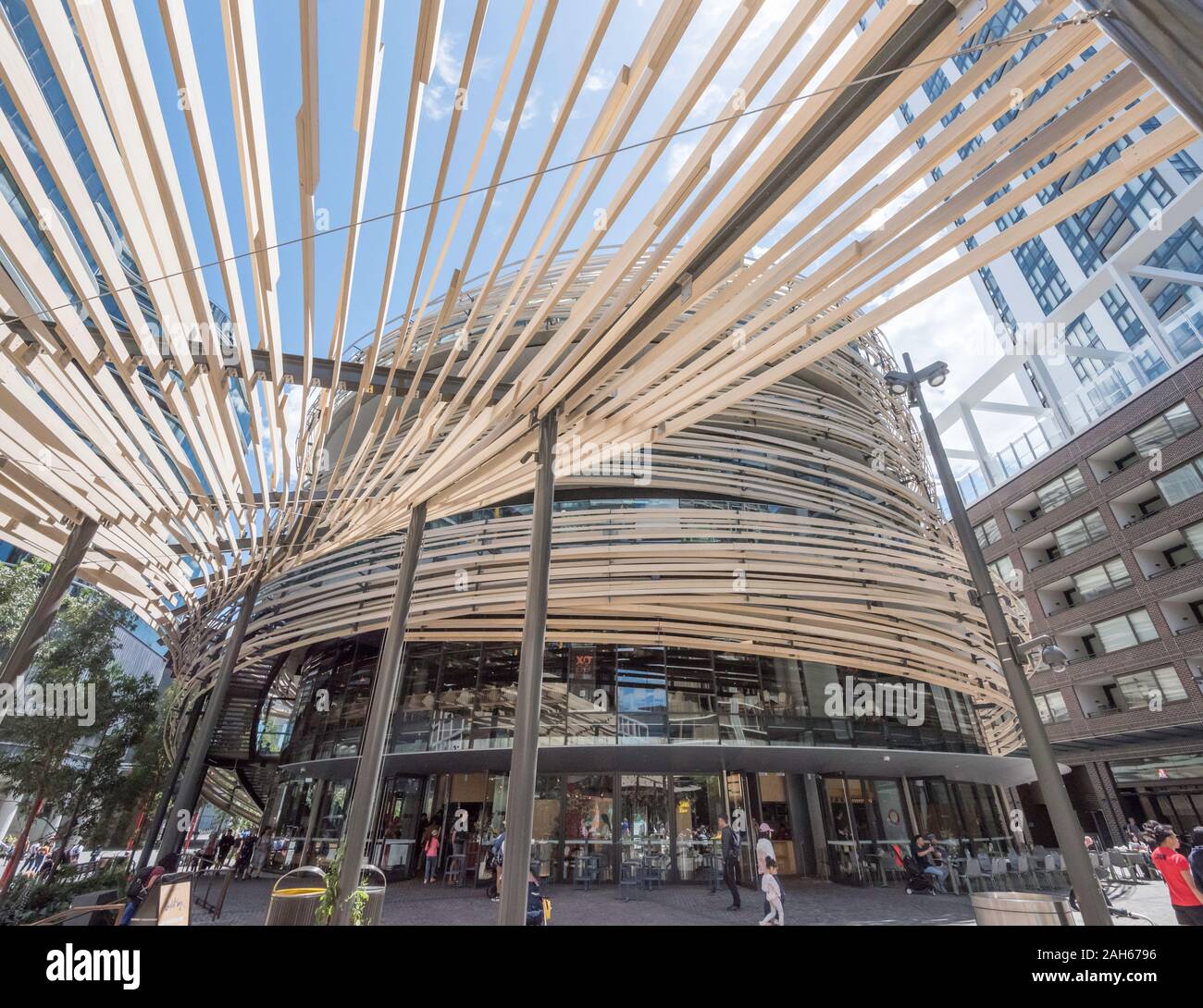 Il nuovo edificio di Exchange in Darling Square, Sydney, Australia, progettato dal giapponese impresa architecural Kengo Kuma è avvolto in 20km di legno Accoya Foto Stock