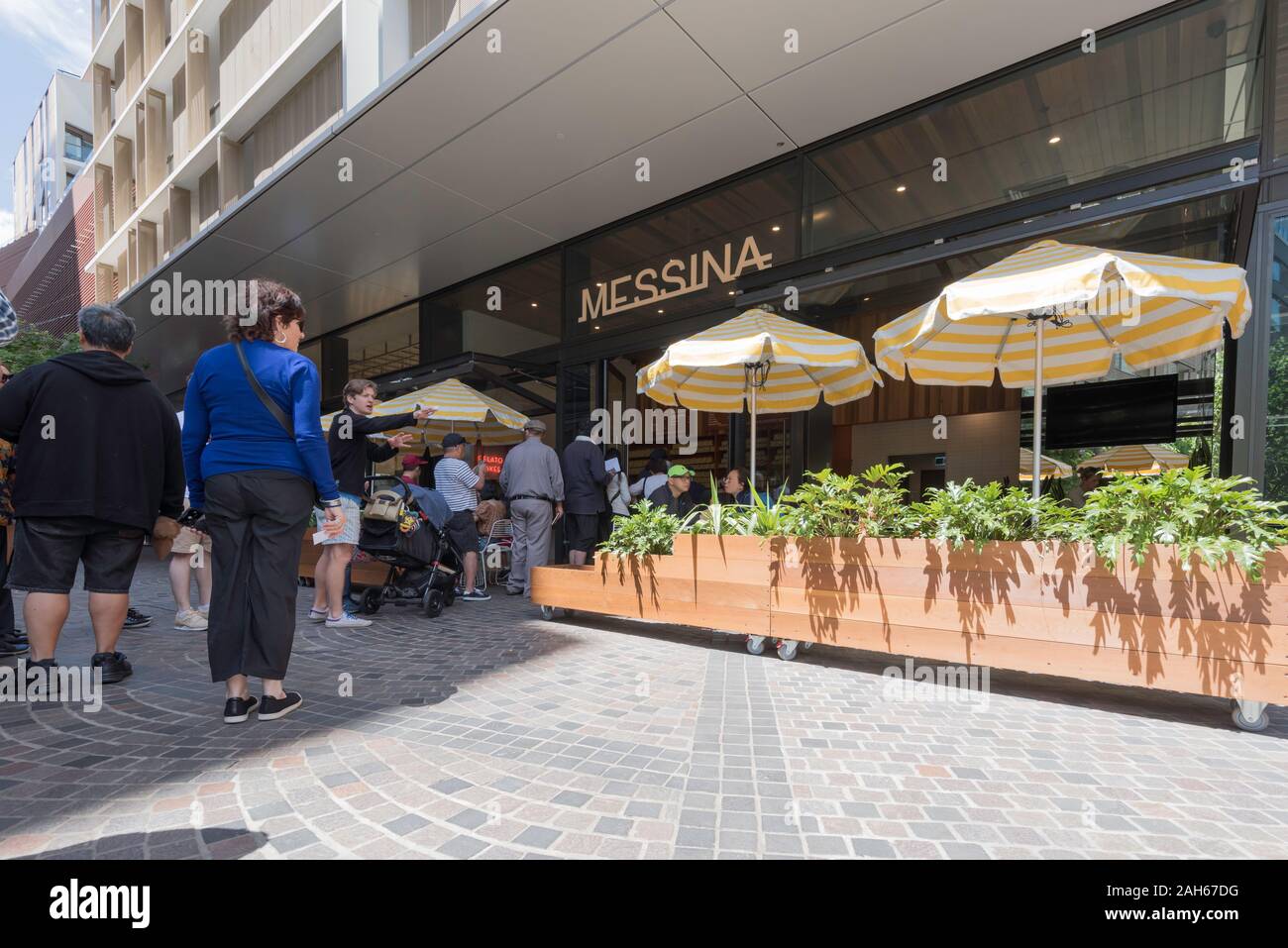 Linea di persone fino al di fuori di una Messina gelateria in Darling trimestre, Sydney Australia per scegliere tra 40 diversi sapori di Sydney realizzato Gelato Foto Stock