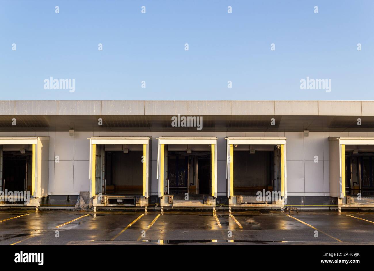 Magazzini logistici carrello porte di carico. Magazzino di distribuzione per la costruzione di porte Foto Stock