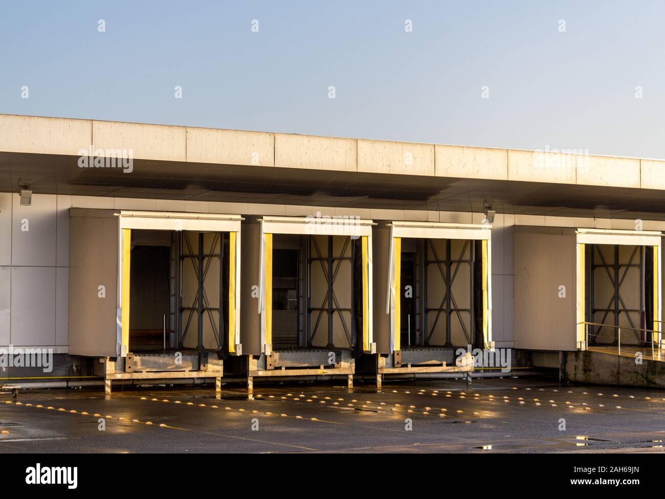 Magazzini logistici carrello porte di carico. Magazzino di distribuzione per la costruzione di porte Foto Stock