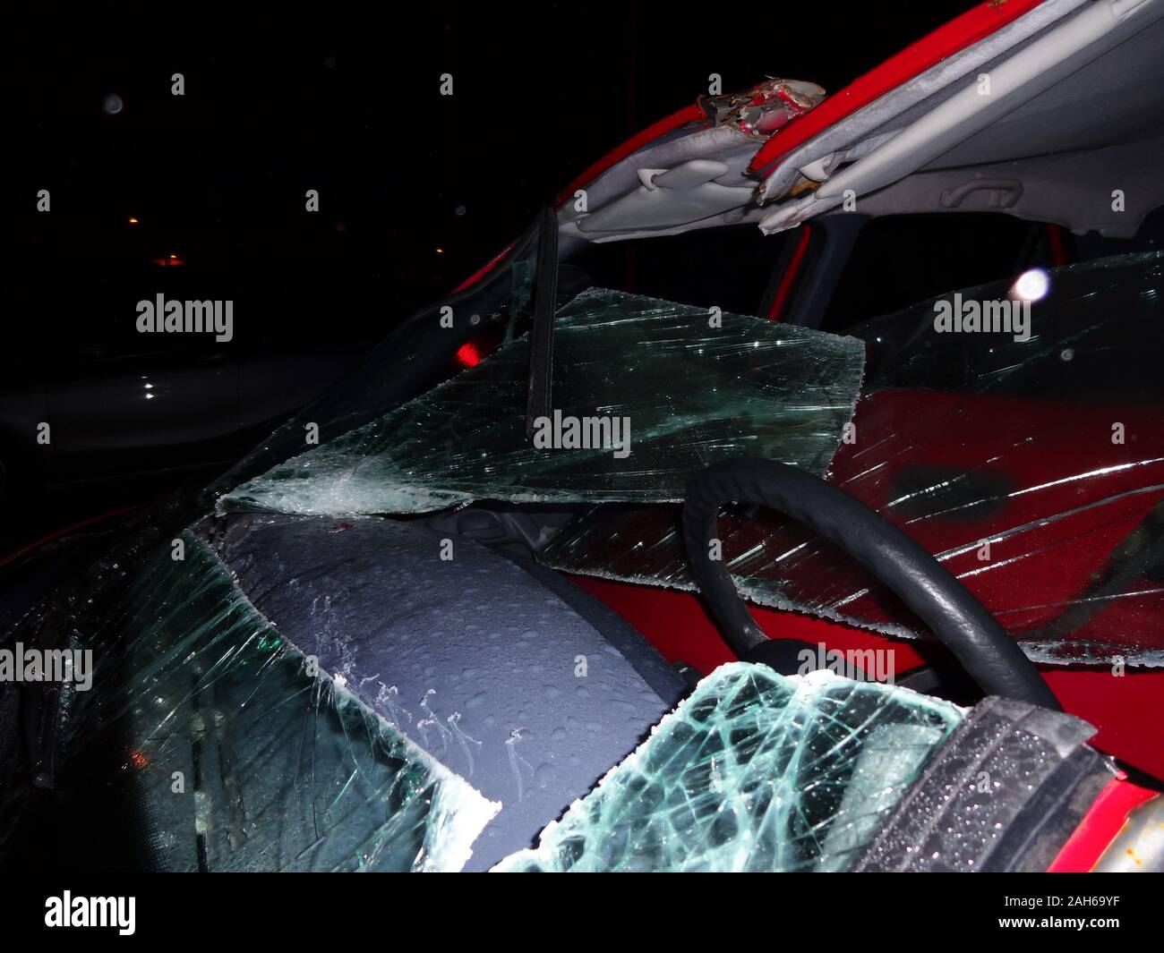 Totale auto smash crash incidente su una strada Foto Stock