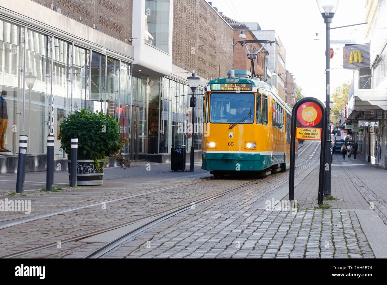 Norrkoping, Svezia - 2 Settembre 2019: vista anteriore di un giallo tram articolato al Drottningatan Street nel quartiere centrale. Foto Stock