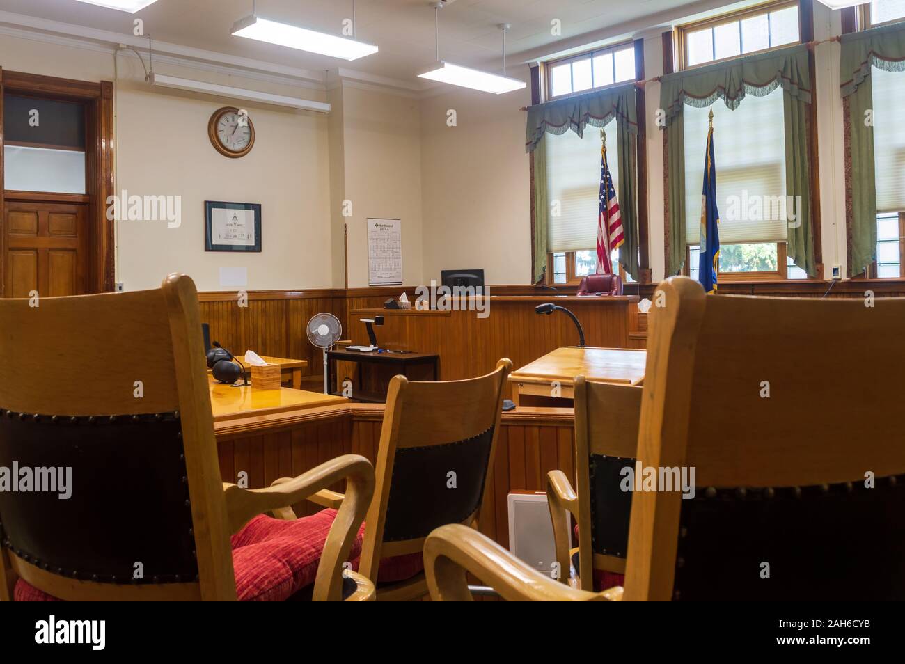 Dillon, Montana - Luglio 23, 2014: una vista del banco da parte della giuria Box nelle aule di un tribunale in Beaverhead County Courthouse Foto Stock