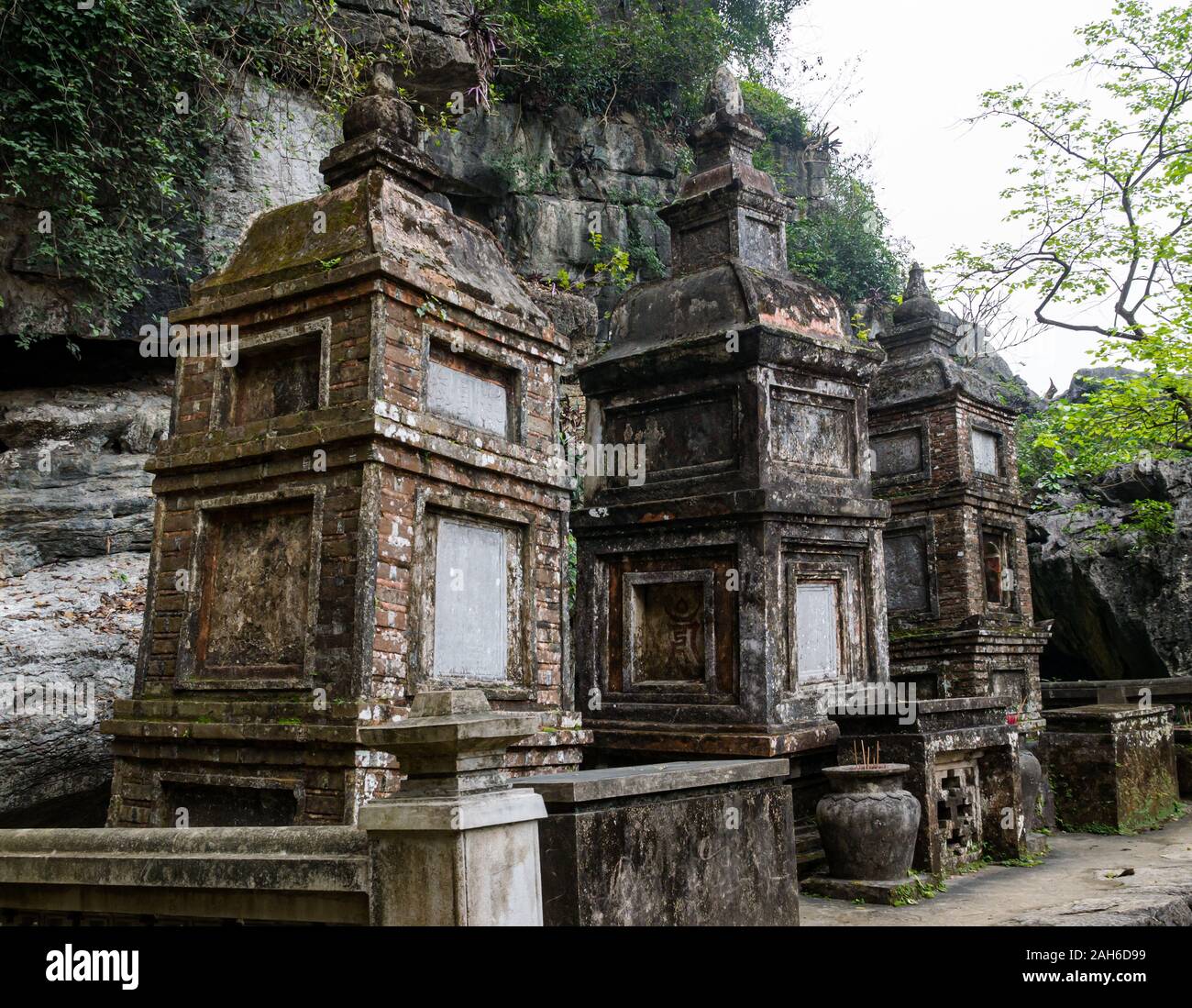 Stupa vietnamita al tempio buddista, Bich Dong Pagoda, Tam Coc, Ninh Binh, Vietnam Asia Foto Stock