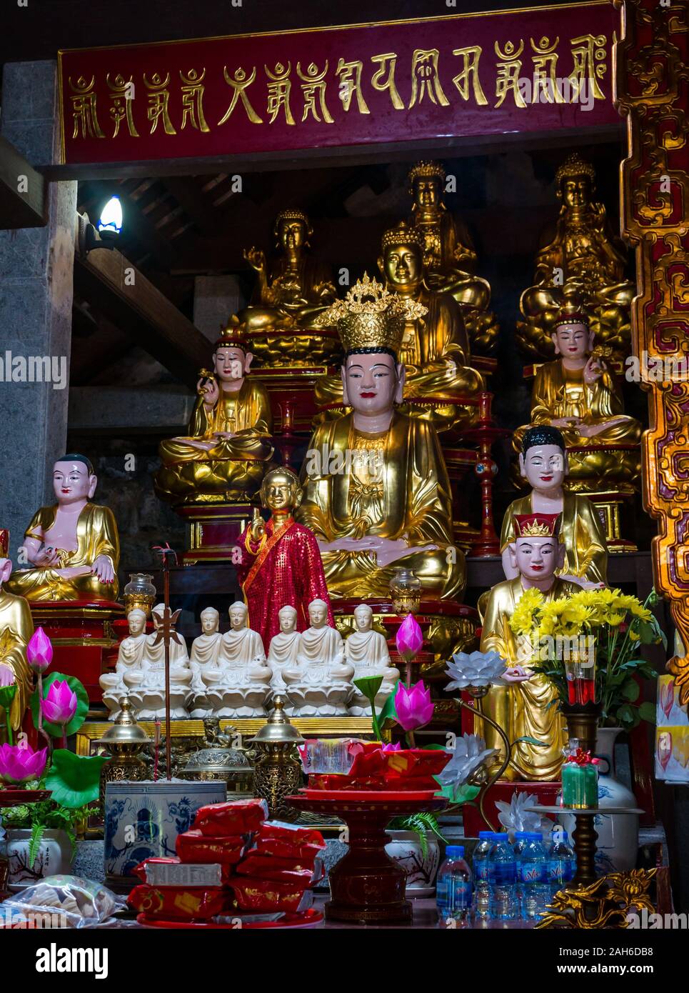 Santuario di Buddha in vietnamita tempio buddista, Bich Dong Pagoda, Tam Coc, Ninh Binh, Vietnam Asia Foto Stock