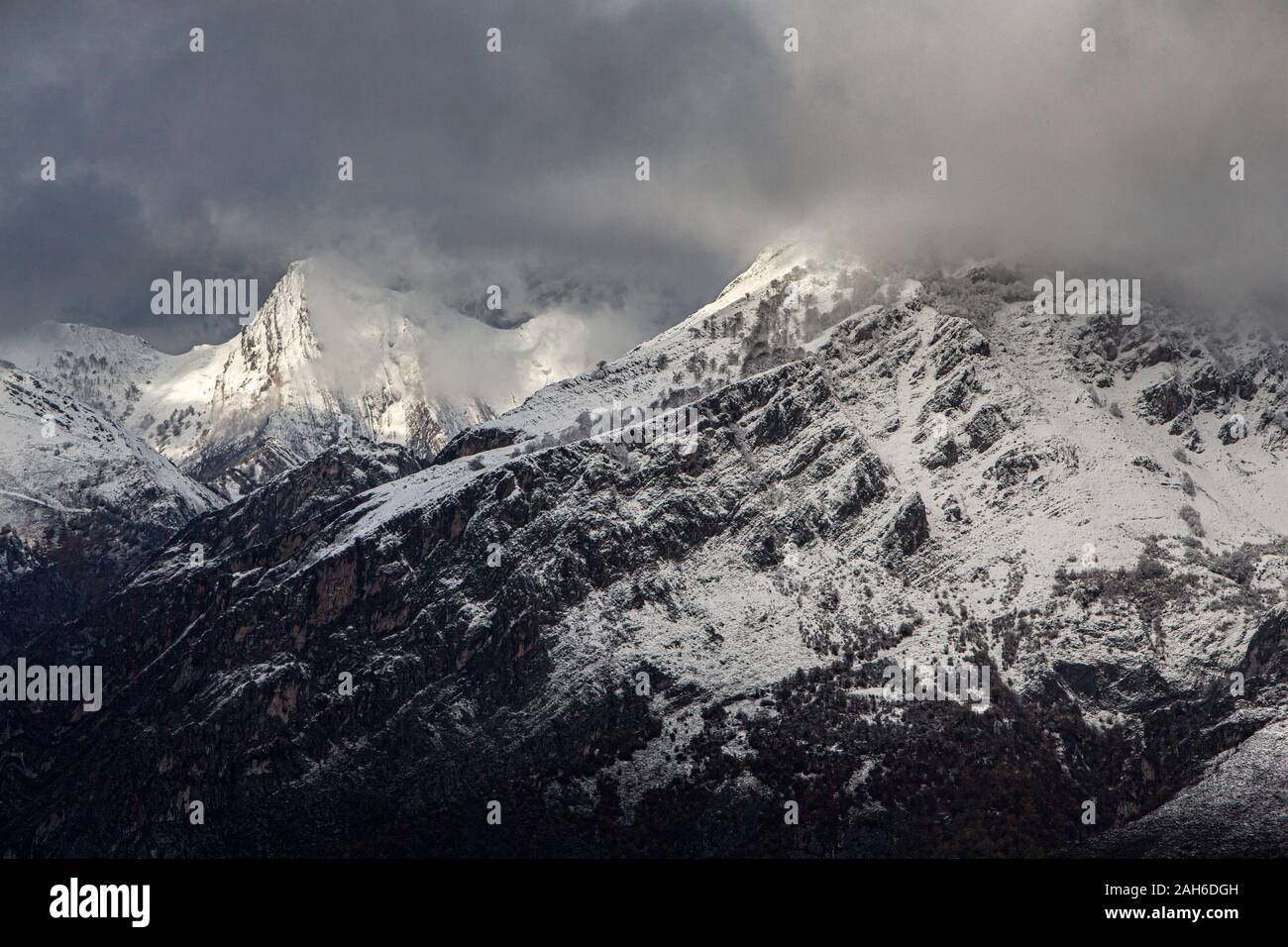 Montagne innevate nel nord della Spagna Foto Stock