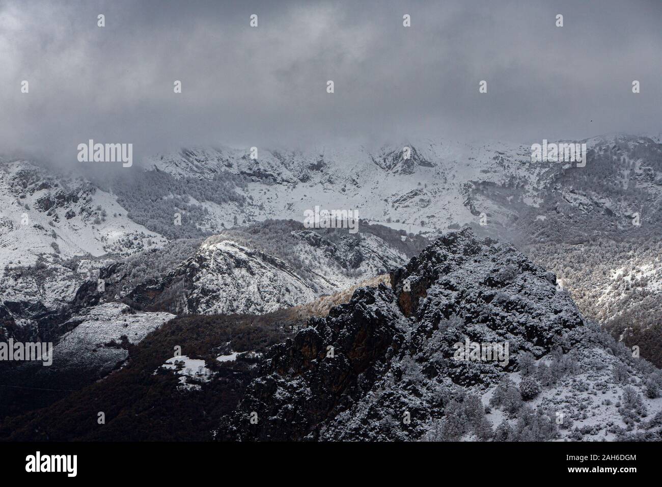 Montagne innevate nel nord della Spagna Foto Stock