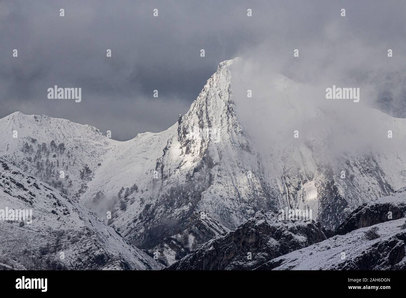 Montagne innevate nel nord della Spagna Foto Stock