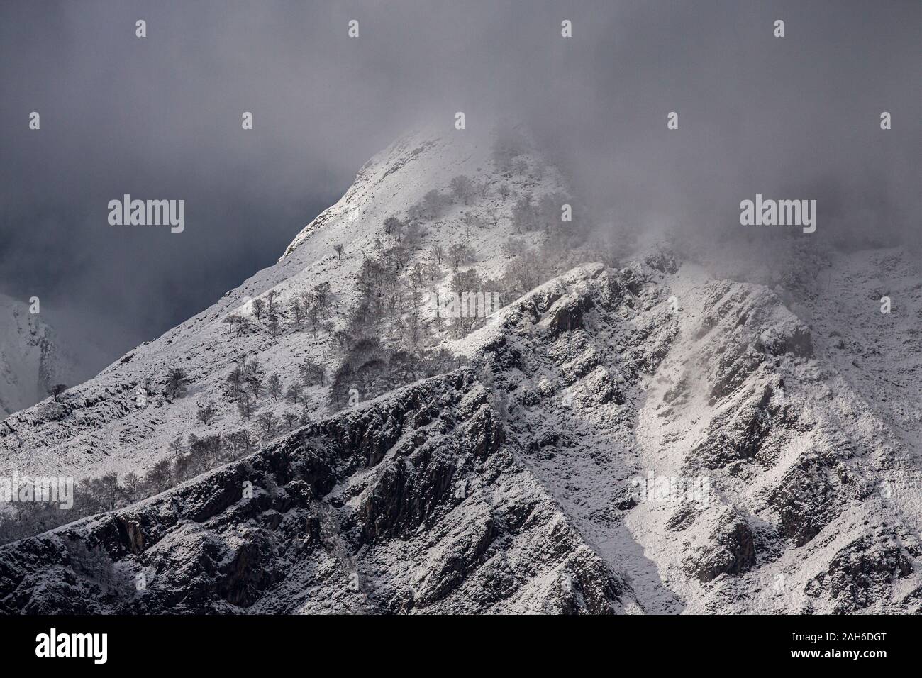 Montagne innevate nel nord della Spagna Foto Stock