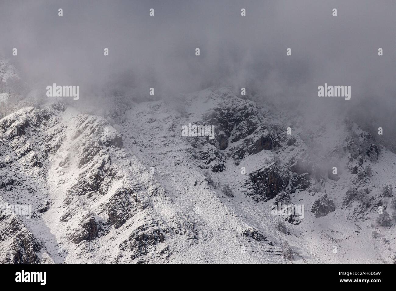 Montagne innevate nel nord della Spagna Foto Stock