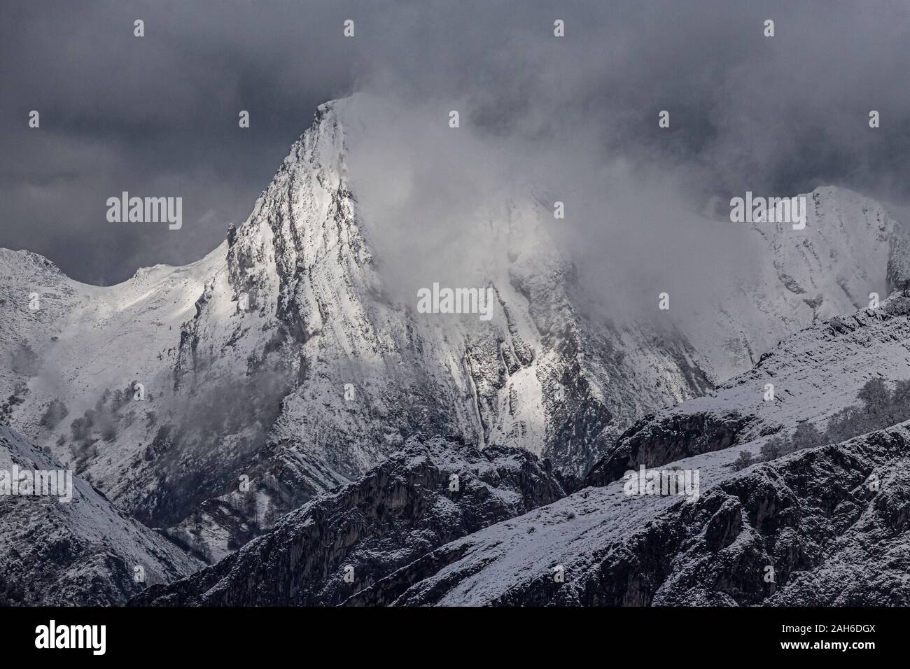 Montagne innevate nel nord della Spagna Foto Stock