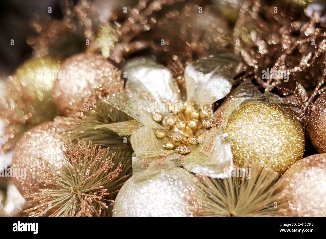 Soft focus foto di Natale golden shiny palle. Decorazione di Natale e Anno Nuovo sfondo. Foto Stock