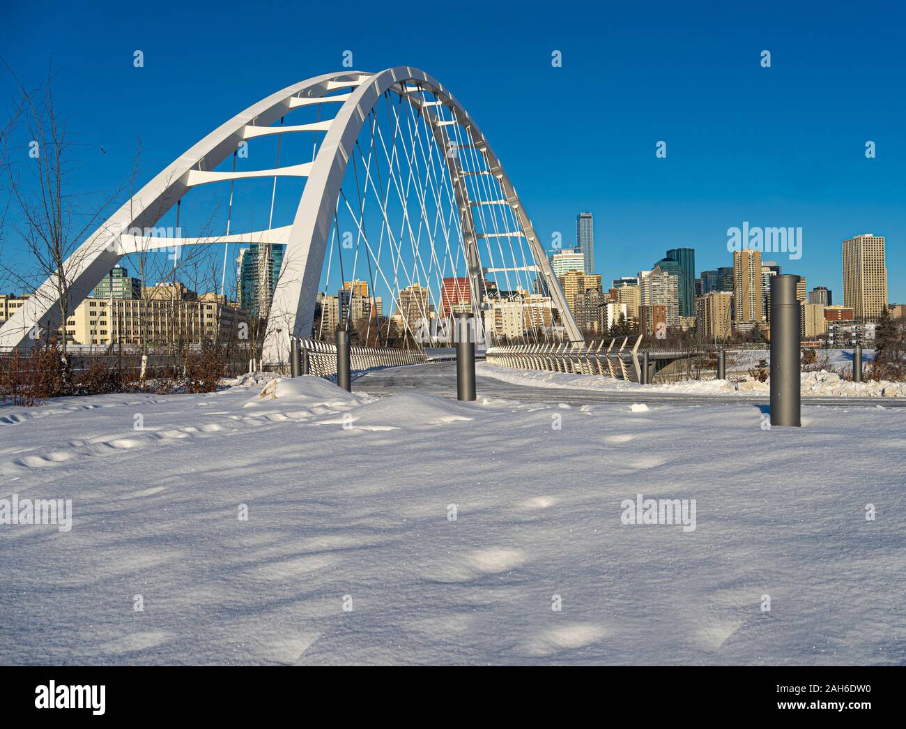 Bella vista invernale di Walterdale ponte di sospensione e lo skyline del centro cittadino di Edmonton. Foto Stock