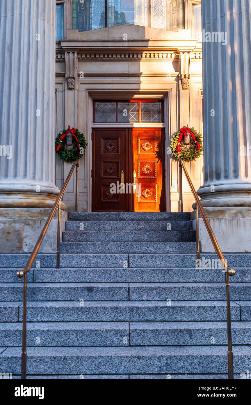 Passi che conducono a Saint Nicholas Cattedrale greco-ortodossa, fondata nel 1906 nel quartiere di Oakland della città di Pittsburgh, in Pennsylvania, STATI UNITI D'AMERICA Foto Stock