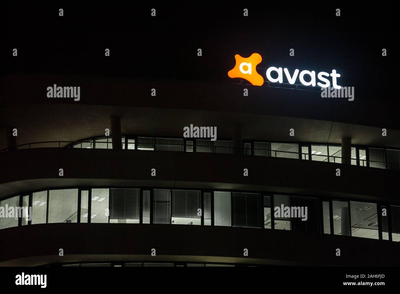 PRAGUE, Repubblica Ceca - 3 Novembre 2019: Avast logo nella parte anteriore del loro ufficio principale di Praga. Avast è uno sviluppatore di software specializzati nella sicurezza IT e se Foto Stock