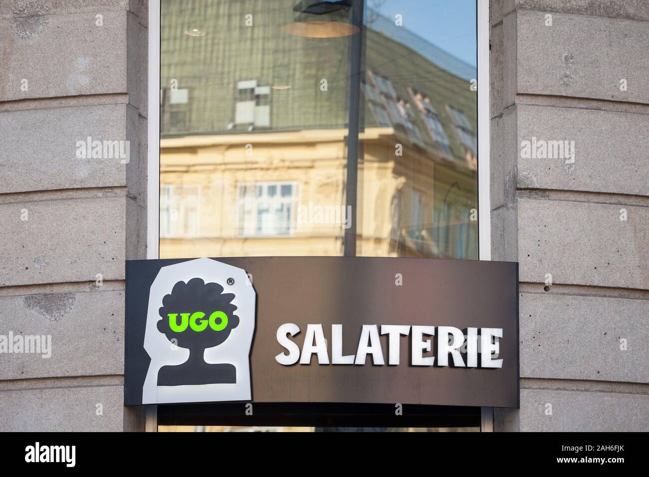 PRAGUE, Repubblica Ceca - 6 Novembre 2019: Ugo salaterie logo nella parte anteriore del loro ristorante principale per Praga. Ugo Salaterie è un fast food della catena di franchising spec Foto Stock