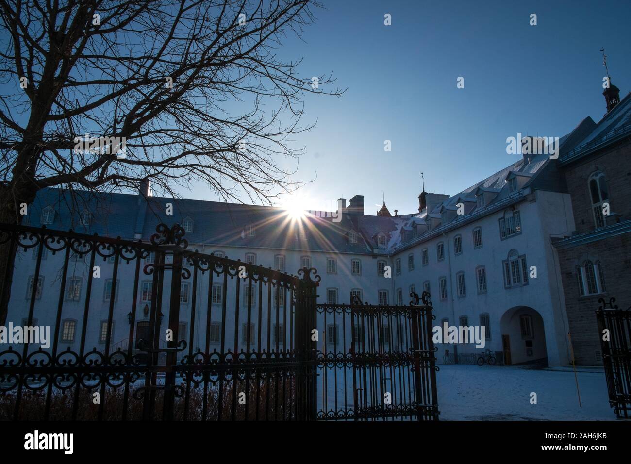 La luce del mattino in un cortile nevoso al di fuori del Seminario storico, Université de Laval, Old Quebec City, in Canada Foto Stock