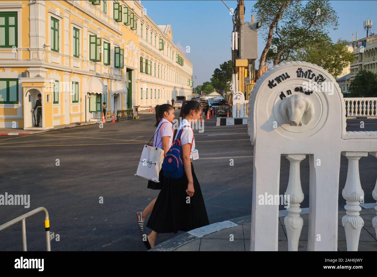 Due thailandese scuola ragazze attraversando Chang Rong Si bridge spanning (canale) Klong Lotto / Klong Lod (Klong Khu Meang Doem) a Bangkok, in Thailandia Foto Stock