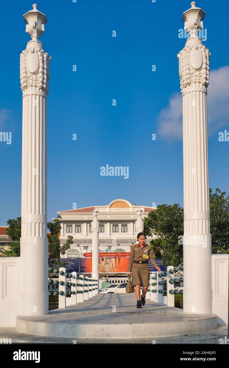 In uniforme di un dipendente pubblico di sesso femminile attraversa un bridge spanning (canale) Klong Lotto / Lod (Klong Khu Doem Mueang) a Bangkok, in Thailandia Foto Stock