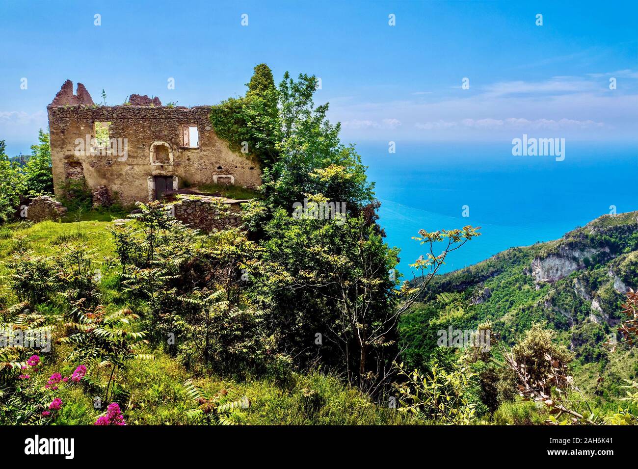 Tempi mutevoli. Una vecchia casa tradizionale con una spettacolare vista del mare in italiano costa di Amalfi è ora abbandonato e decadenti. Foto Stock