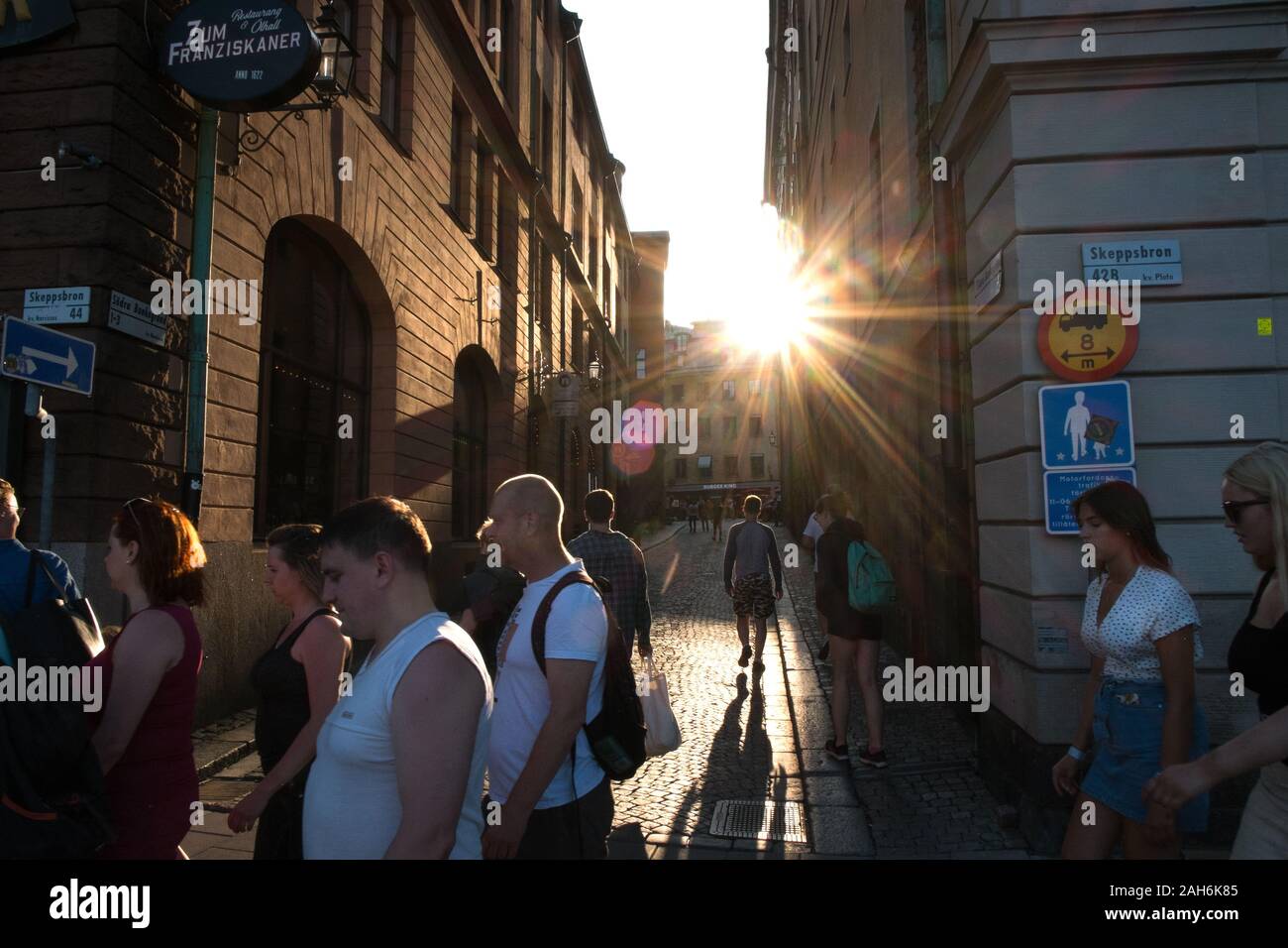 I turisti a piedi attraverso la Città Vecchia (Gamla Stan), Stoccolma, Svezia Foto Stock