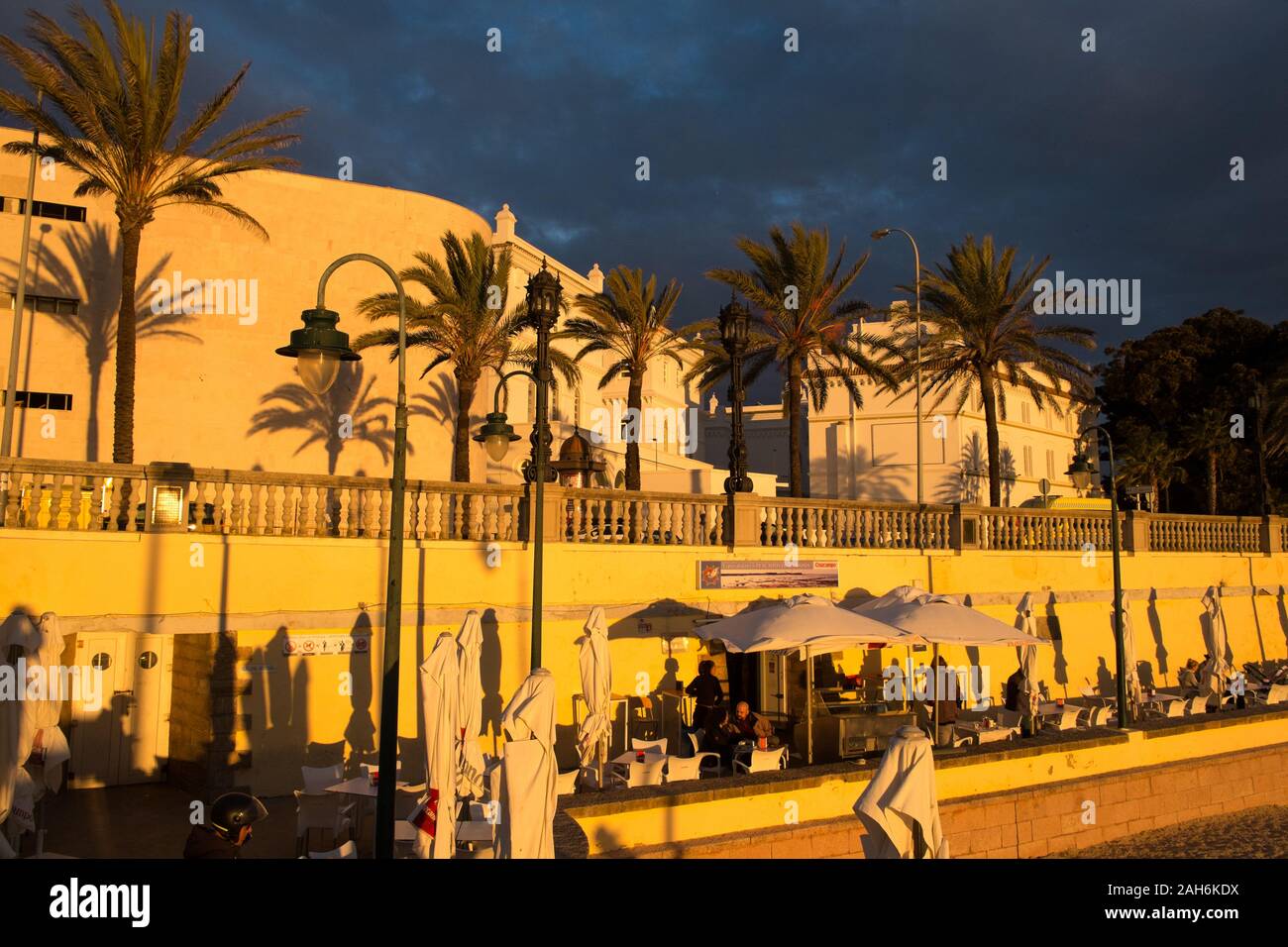 Caffetterie lungo il lungomare in gennaio, Cádiz, Andalucía, Spagna Foto Stock