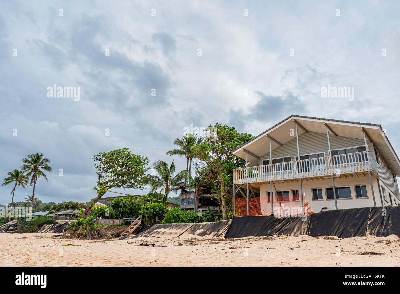 Sunset Beach, Hawaii/USA-, 24 dic. 2019: perdita dei cantieri e case a causa di erosione spiaggia sulla spiaggia al tramonto, Oahu, Hawaii Foto Stock