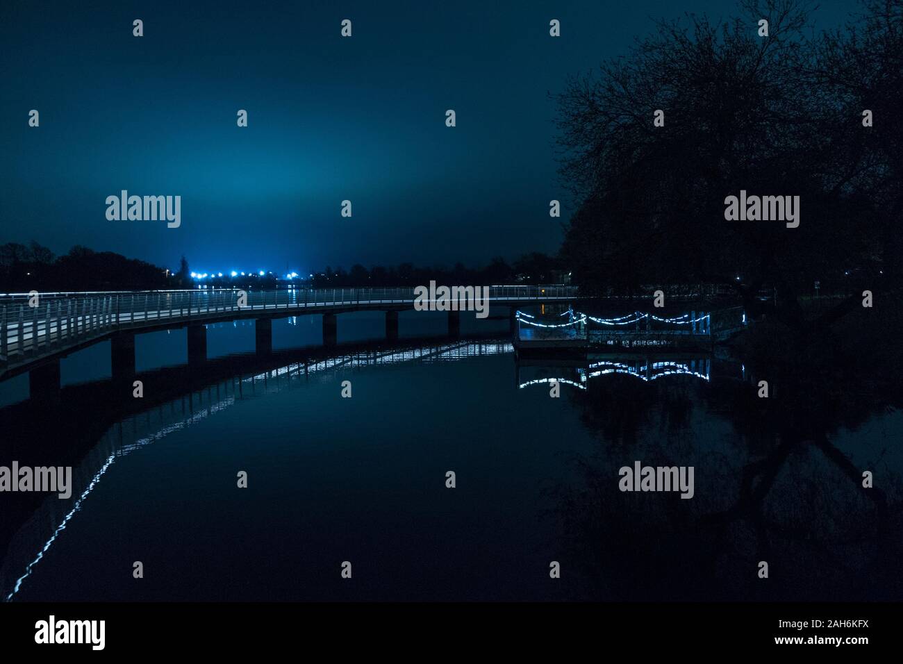 Passeggiata lungo il Fiume Colorado illuminata di notte, Austin, Texas, Stati Uniti d'America Foto Stock