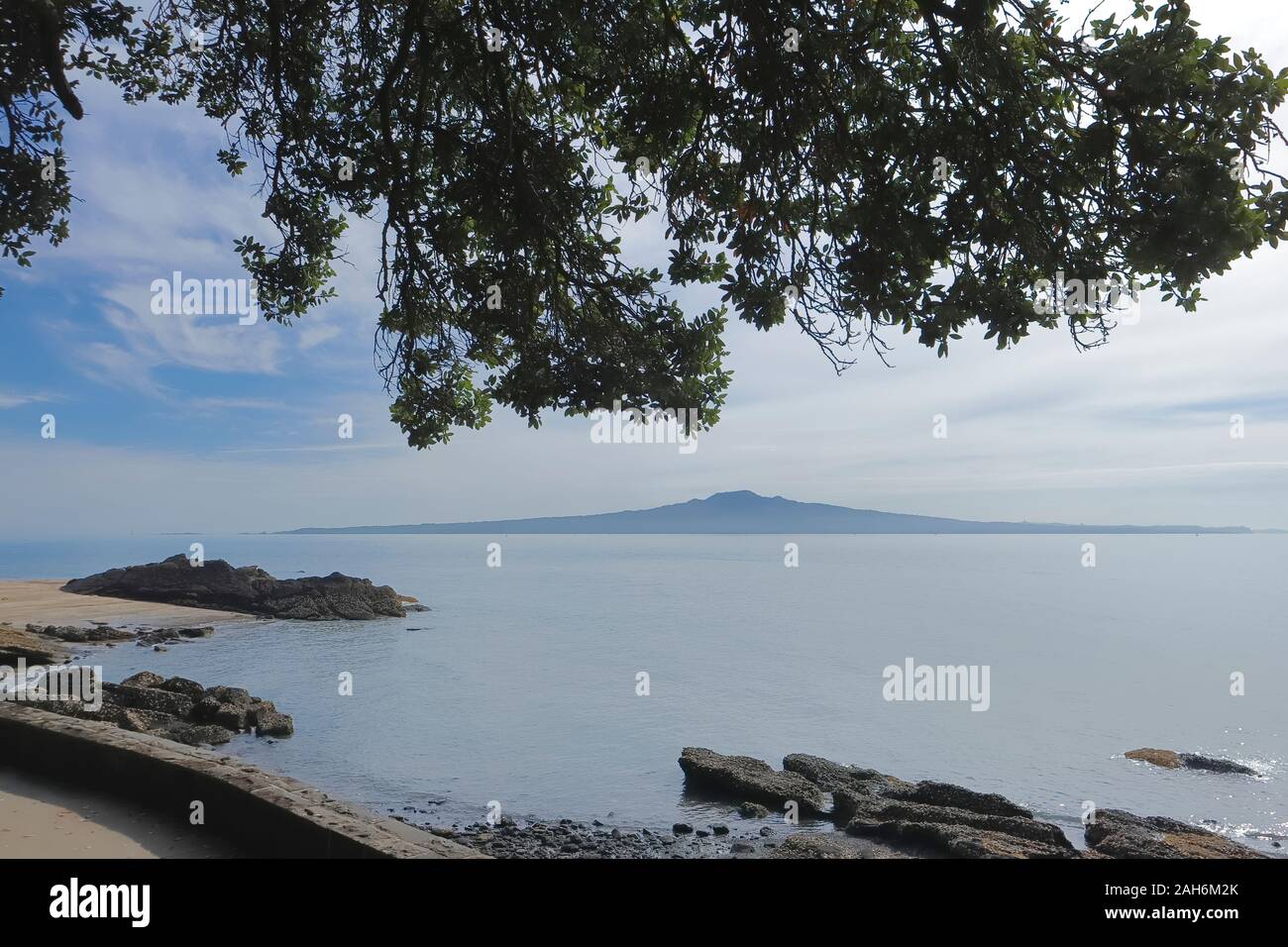 Una vista di Rangitoto isola nel Golfo di Hauraki visto dalla spiaggia di Maungauika/nord Capo riserva storico vicino a Auckland Nuova Zelanda Foto Stock