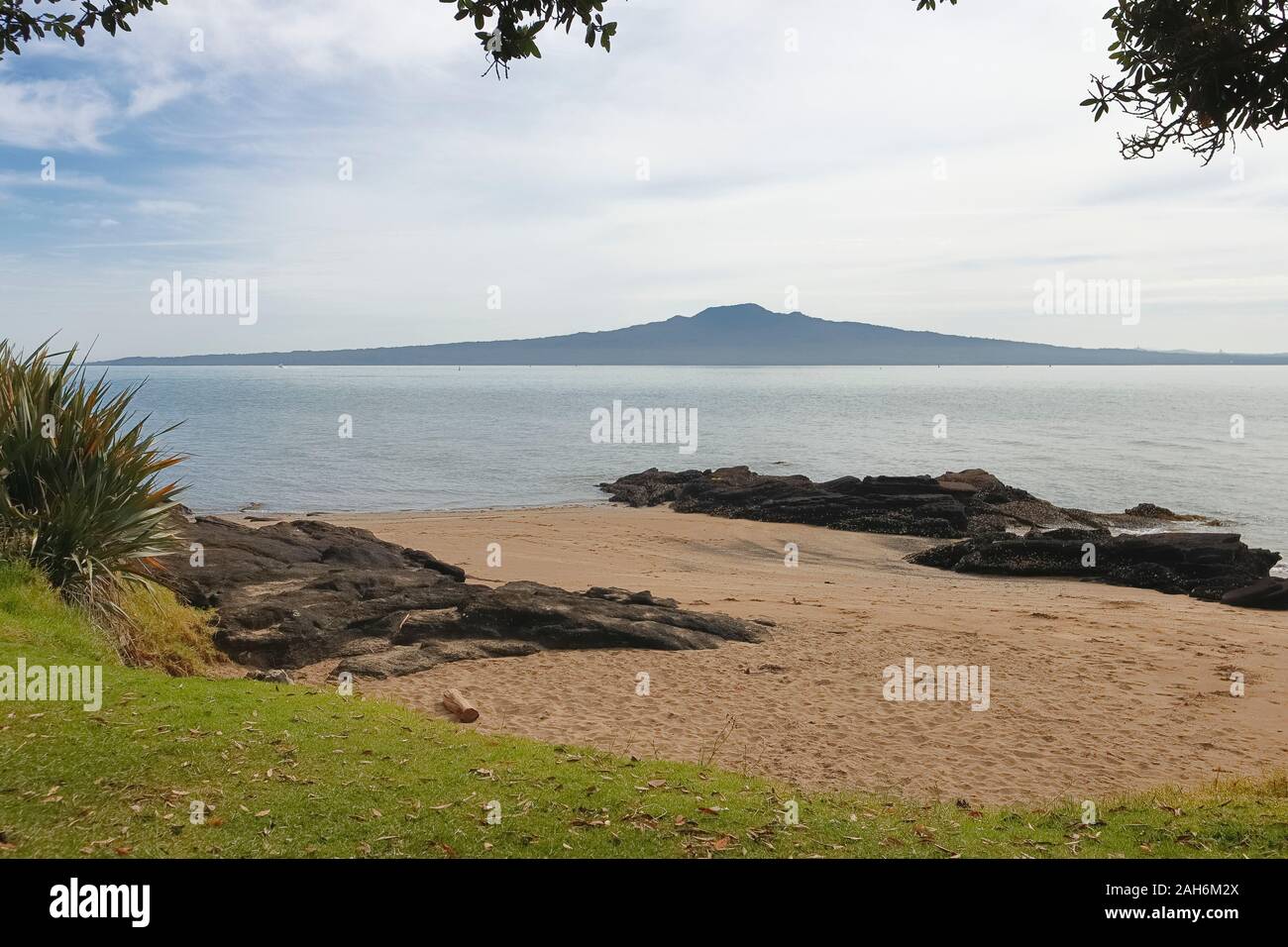 Una vista di Rangitoto isola nel Golfo di Hauraki visto dalla spiaggia di Maungauika/nord Capo riserva storico vicino a Auckland Nuova Zelanda Foto Stock