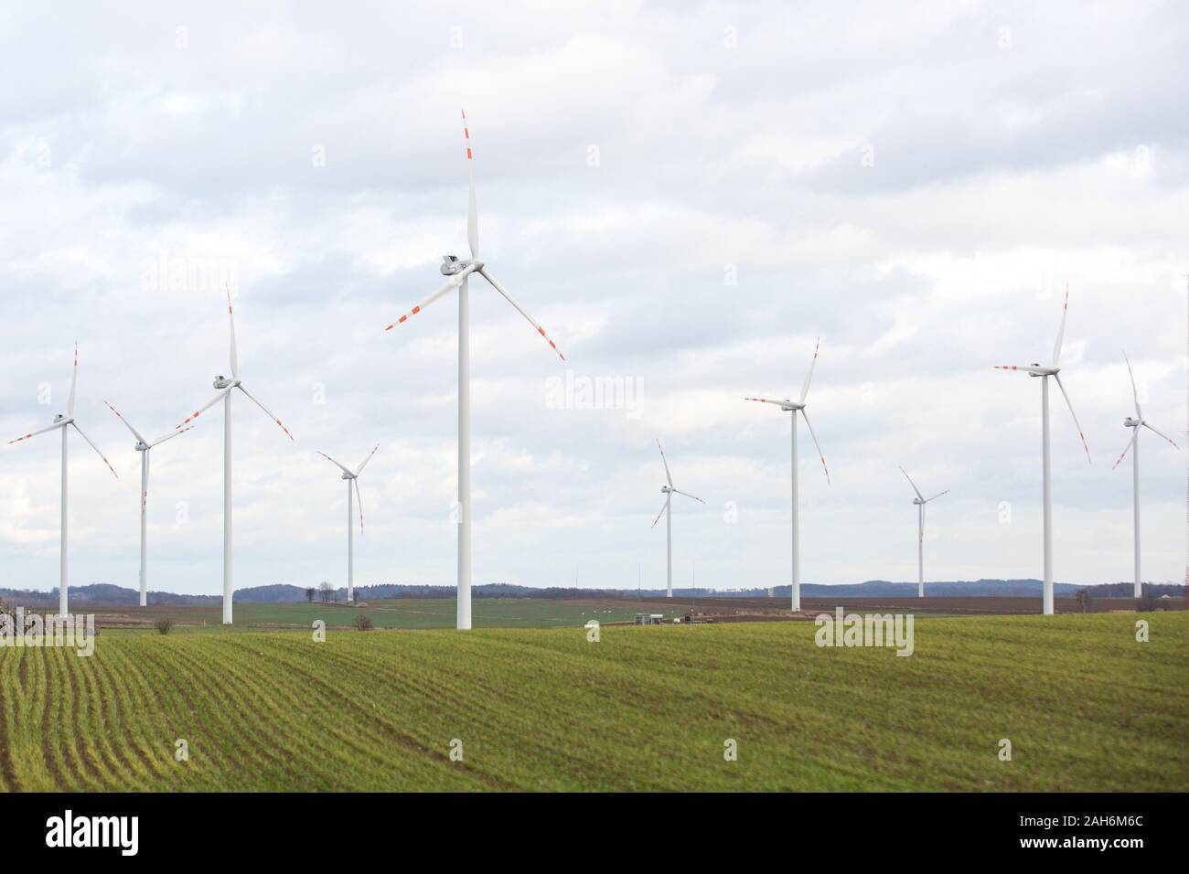 Le turbine eoliche visto vicino al confine tra Polonia e Germania in Zgorzelec. Il proprietario del Jedrzychowice & Zgorzelec wind farm è il portoghese wind energy group Renovaveis EDP. Foto Stock