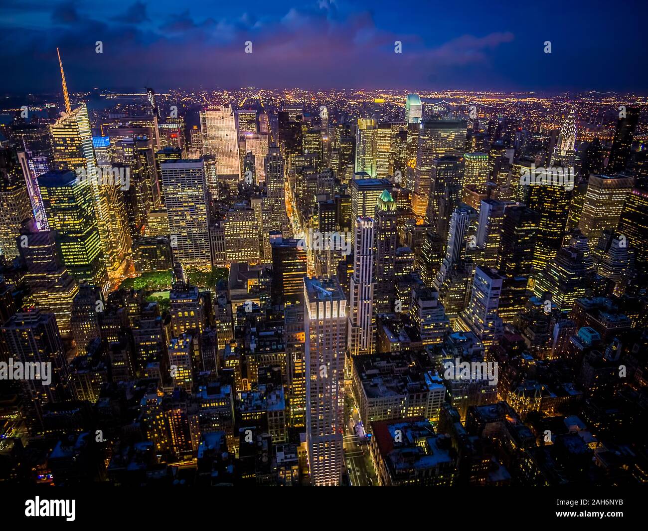 Vista grandangolare della parte superiore di Manhattan dopo il tramonto Dalla cima dell'Empire state Building Foto Stock