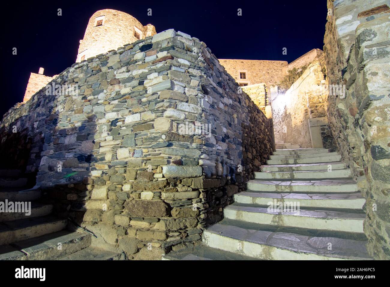 Strette strade di quartiere e agli edifici presso la vecchia Chora, Naxos Island, Grecia. Foto Stock