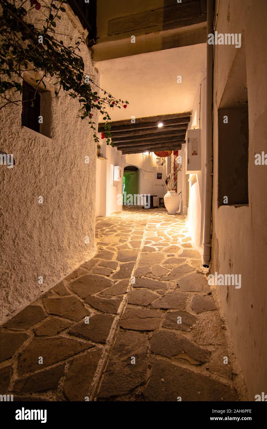 Strette strade di quartiere e agli edifici presso la vecchia Chora, Naxos Island, Grecia. Foto Stock