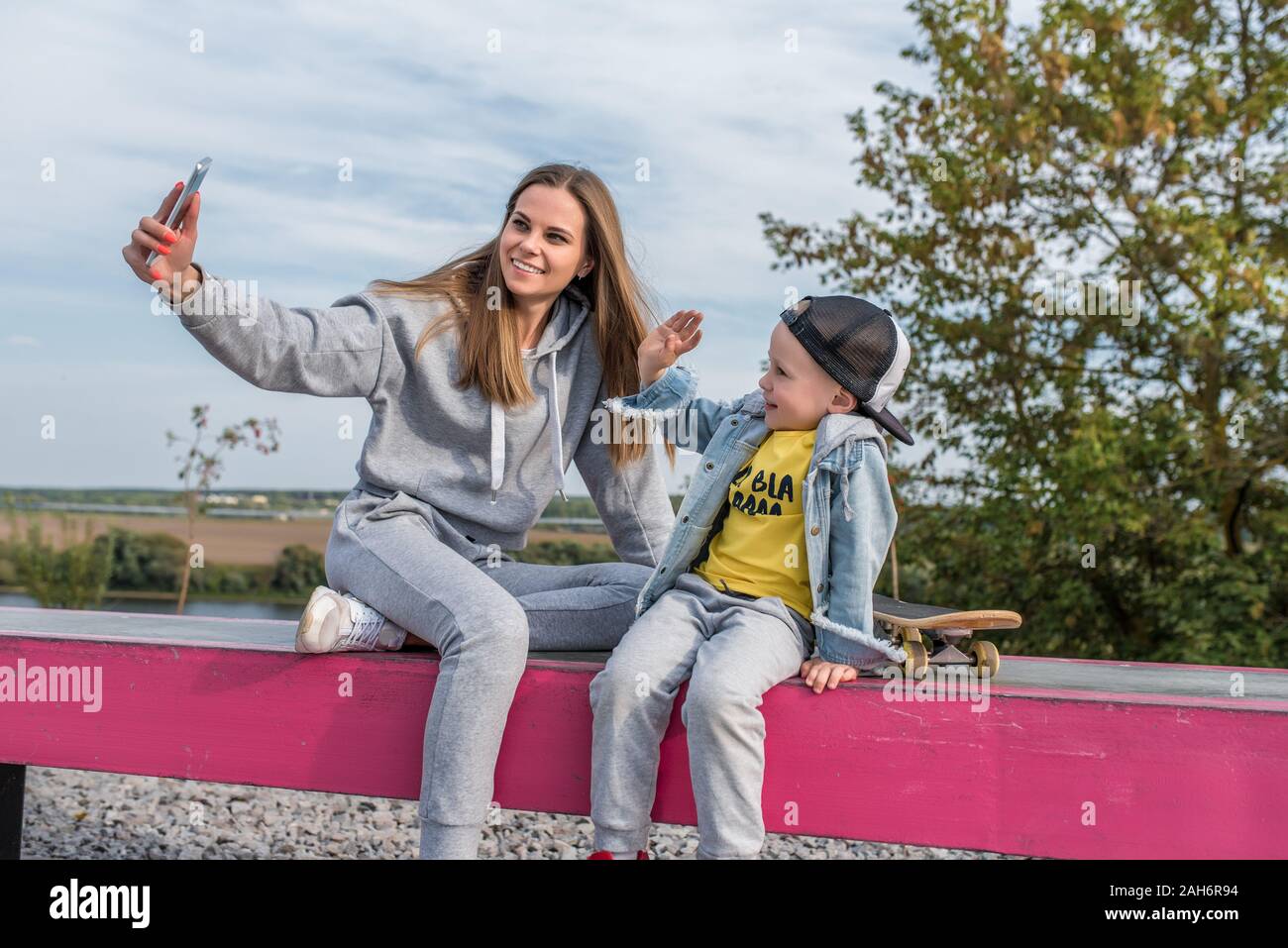 Felice la madre e il figlio, ridere e sorridere, registrare video chiamata sullo smartphone, scattare foto sul telefono, emozioni della felicità, le gioie di divertimento e relax Foto Stock