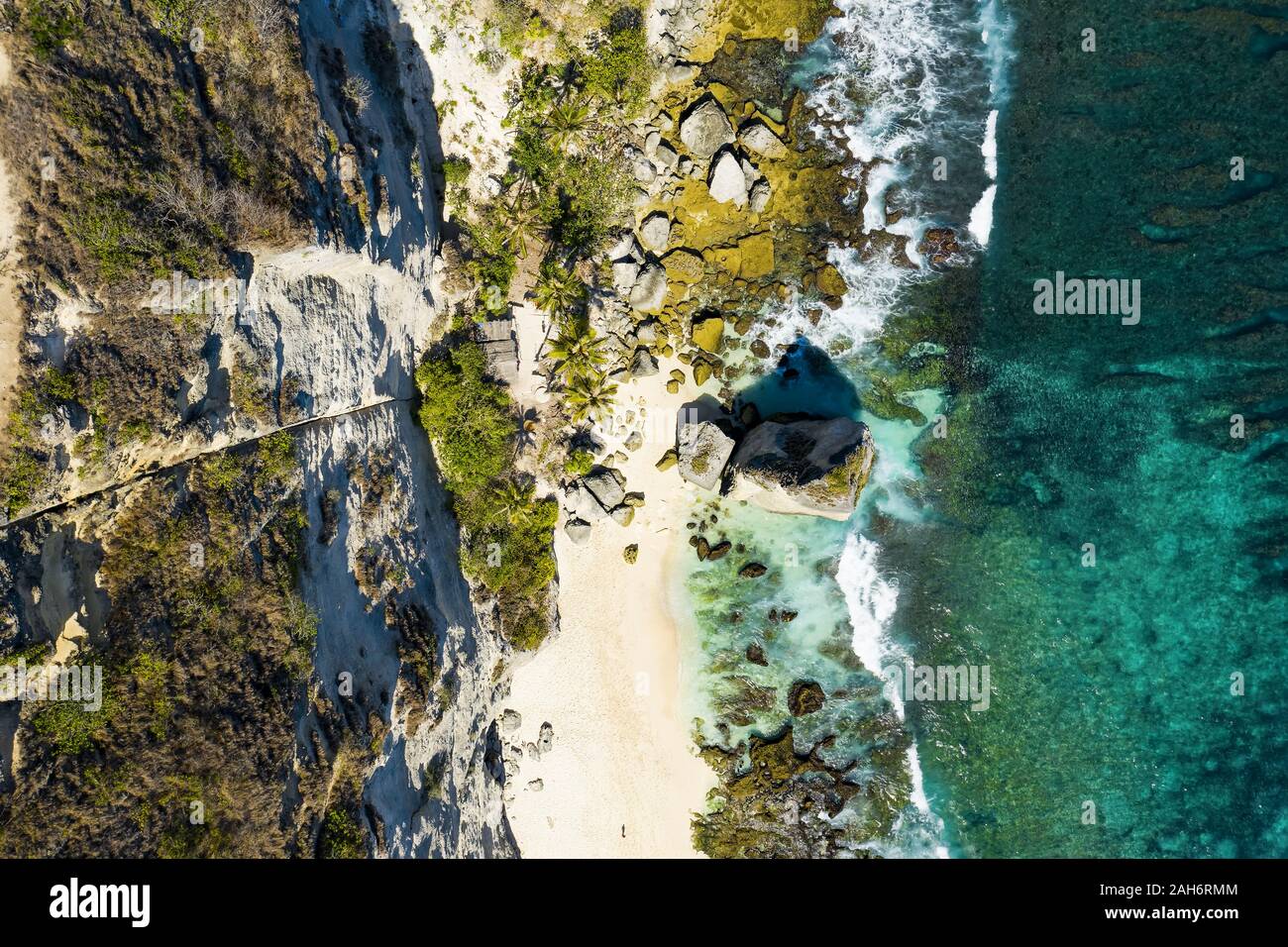 Vista da sopra, splendida vista aerea del diamante bella spiaggia bagnata da un mare turchese. Foto Stock