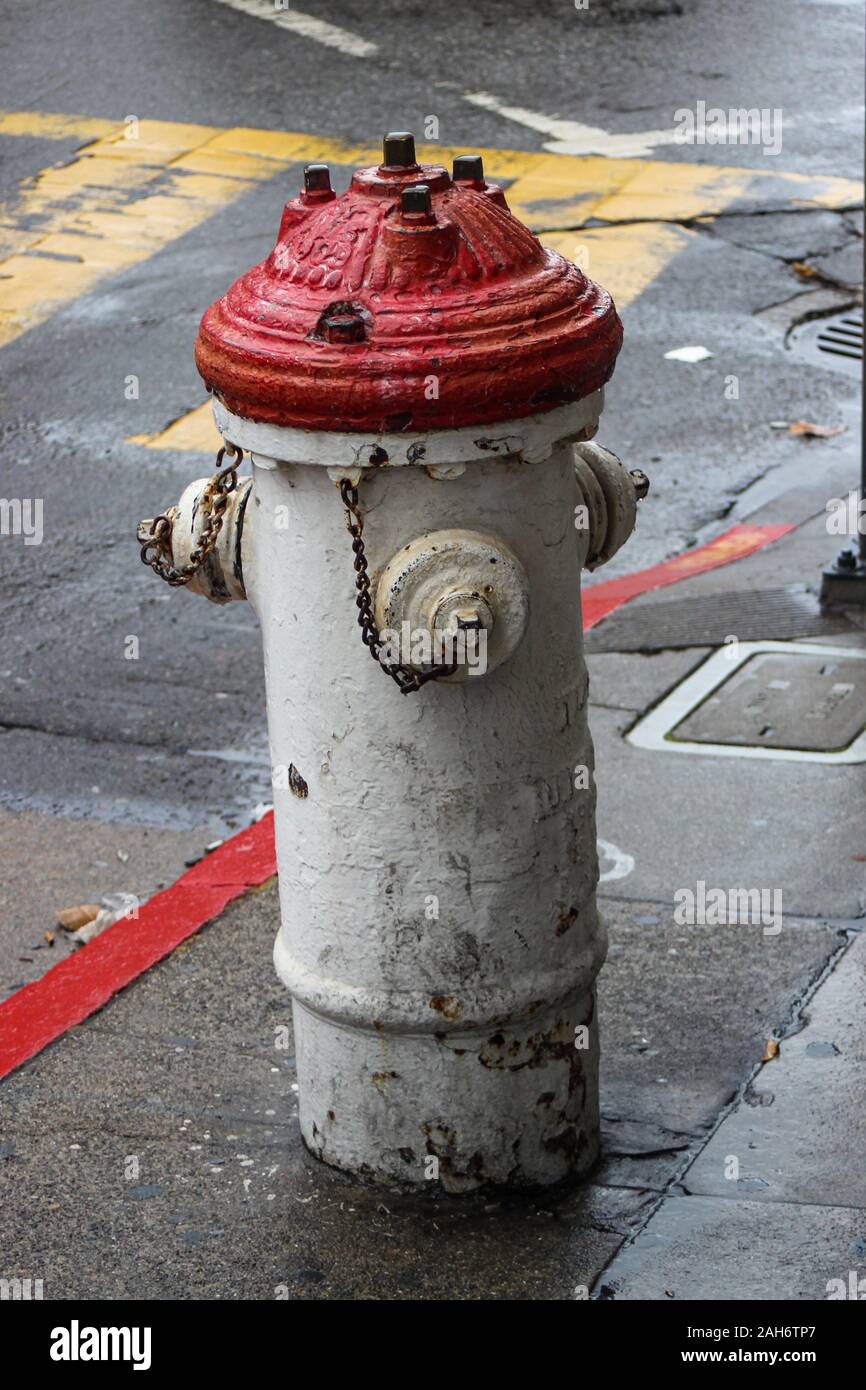 Bianco San Francisco idrante di fuoco con una parte superiore rossa, il che significa che la sua fonte di acqua è un serbatoio su Ashbury. Stati Uniti d'America Foto Stock
