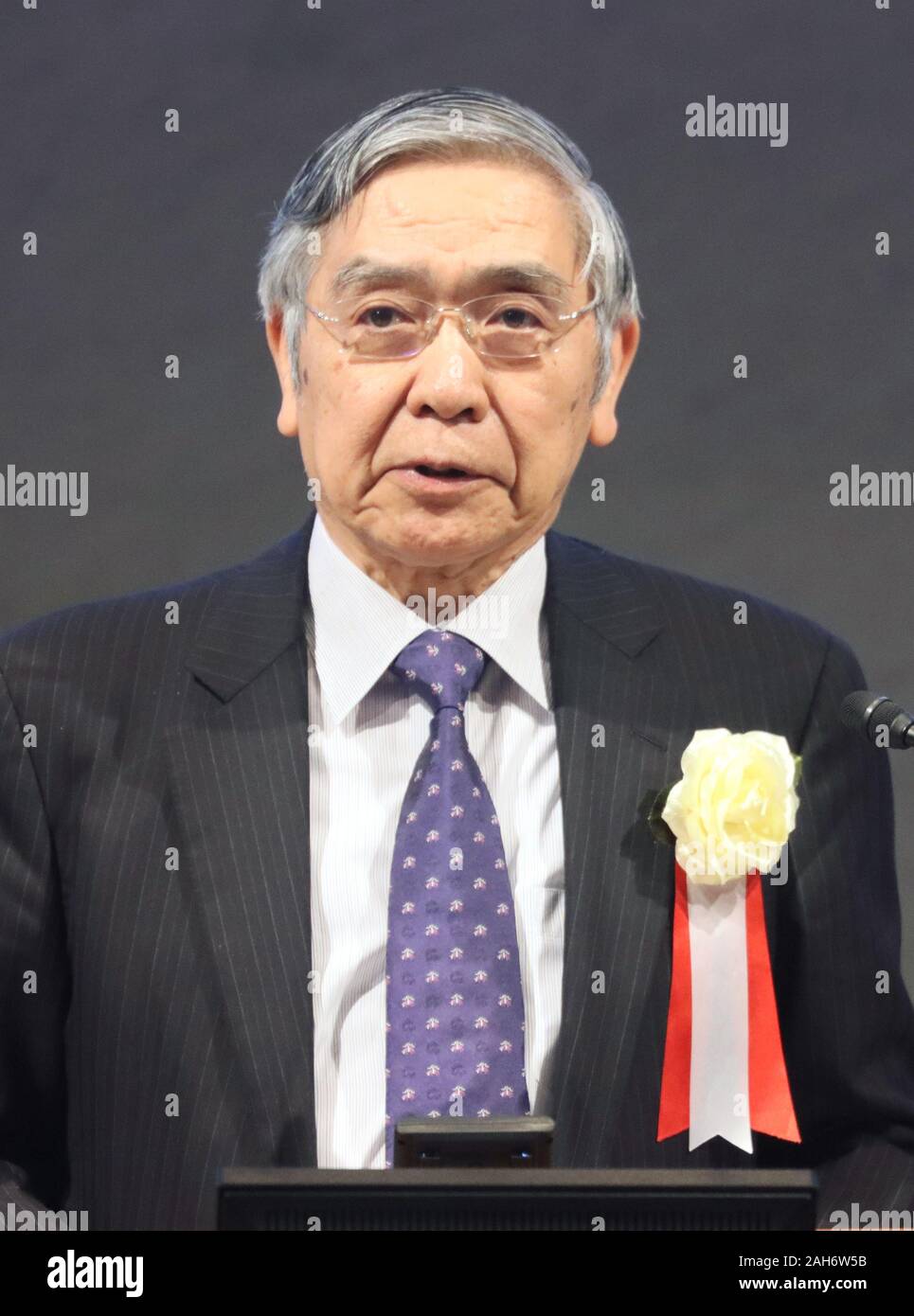 Tokyo, Giappone. Il 26 dicembre, 2019. Banca del Giappone governatore Haruhiko Kuroda offre un discorso in una riunione annuale dei consiglieri del Giappone il più grande gruppo aziendale Keidanren presso il quartier generale Keidanren a Tokyo il Giovedi, Dicembre 26, 2019. Credito: Yoshio Tsunoda/AFLO/Alamy Live News Foto Stock