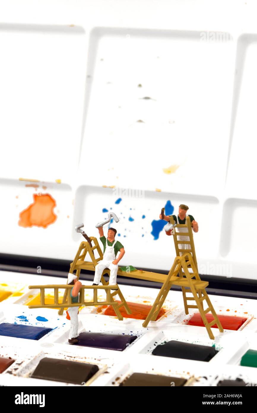 Miniatura modello scala imbianchini decoratori su una tavolozza di acquerelli set. Pittura il concetto di decorazione Foto Stock