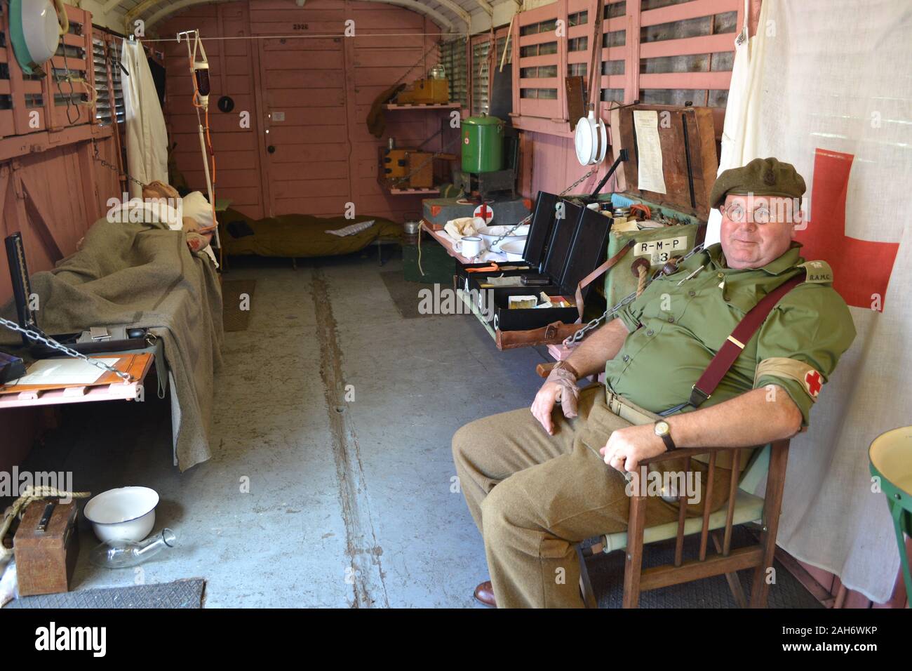 1940s ambulanza sulla Severn Valley Railway, durante un week-end 1940s, Shropshire, Regno Unito Foto Stock